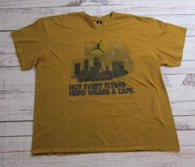 Camiseta De Colección Air Jordan Not Every Flying Hero Wears A Cape Marrón Dorado Para Hombres 2XL Foto 1 de 4