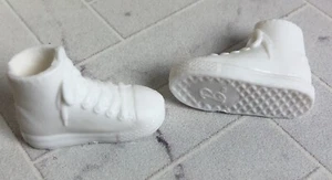 Barbie Fashionistas BLANCAS ZAPATILLAS ALTAS Muñeca Zapatos Se Adapta a PIES PEQUEÑOS PLANOS - Imagen 1 de 3