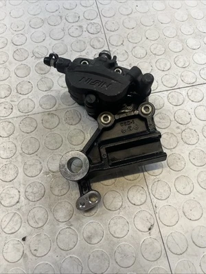 2024 KAWASAKI NINJA 500 PINZA DE FRENO TRASERO SOPORTE DE MONTAJE OEM Foto 1 de 4