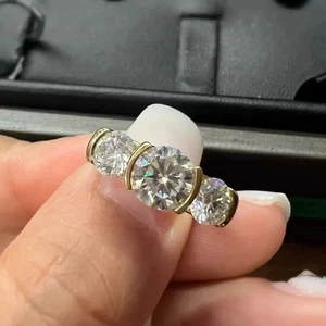8 mm Rundschliff Moissanit Drei Steine Einfassung Ehering 14 K Gelbgold plattiert - Bild 1 von 9