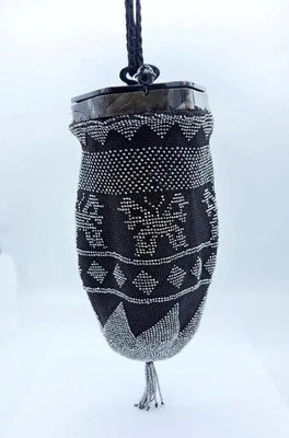 Adorable Cartera Antigua de Cuentas de Acero Corte con Motivo de Mariposa, Borla y Espejo Foto 1 de 4