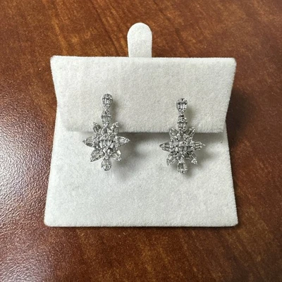 Pendiente de diamantes con gota de copo de nieve de 0,75 quilates, oro blanco macizo de 14 k Foto 1 de 4