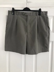 M&S Herren Smart/Casual Shorts W38 in Farbe Smokey Green sehr guter Zustand - Bild 1 von 6