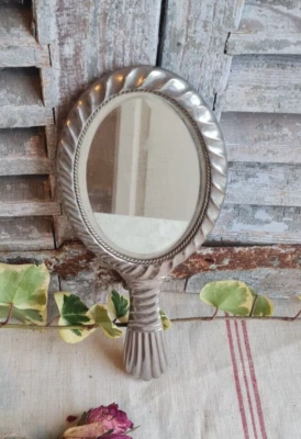 ANCIEN MIROIRE EN FER FACE A MAINS MIROIR BISEAUTE - Photo 1/3