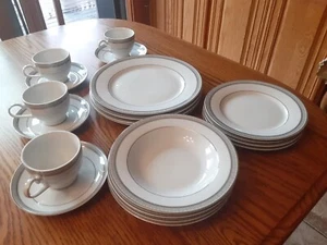Mikasa Fine China L3428 Platinum Crown 20 Piece Dinnerware Set Excellent Cond - Picture 1 of 12