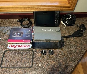 eS78 Raymarine HybridTouch E70265 Chartplotter/Fish Finder w/Transducer - Picture 1 of 4