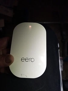 eero Beacon Mesh Wi-Fi Range Extender Model D010001 - Picture 1 of 6