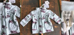 NEU MIT ETIKETT NEU KATE QUINN BAUMWOLLE MOTORRADJACKE AQUABLAU WEINROT INGWER TRAKTOR 3-6M - Bild 1 von 8