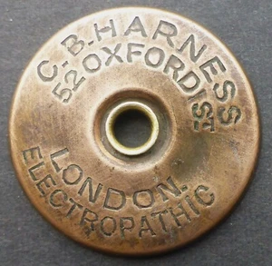 BOTÓN ELECTROPÁTICO COBRE LONDRES AÑOS 1880 "CHARLATANERÍA" GOOGLE IT CAN.ENVÍO $1.99 - Imagen 1 de 2