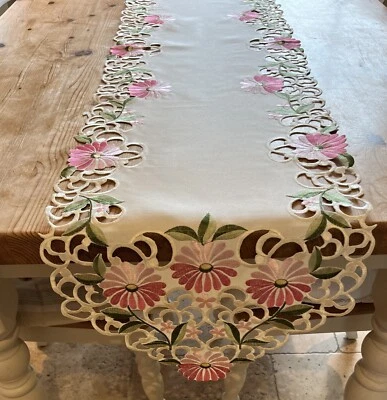 Pink Green Gold Daisy Floral Embroidery Sharp Pointed Table Runner Cutwork - Image 1 of 4