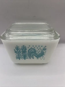 PYREX Amish Butterprint Turchese su Bianco 1 1/2 Tazza Rettangolare Piatto/Coperchio #501B - Foto 1 di 8