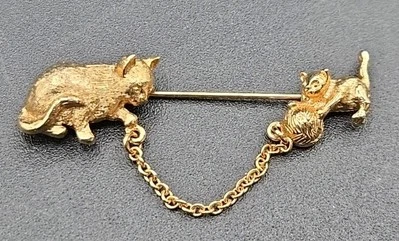 复古胸针 签名 雅芳 母猫 小猫 纱线 链 悬垂 金色 — 第 1/4 张图片