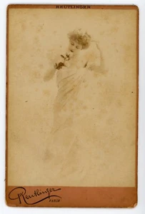 FOTOKABINETT Vintage Karte Album REUTLINGER Paris, eine Frau Modell mit Rose - Bild 1 von 2