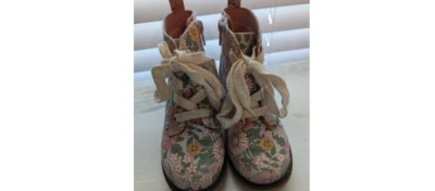 Botas florales Cat and Jack niño talla 9 usadas buen estado. Foto 1 de 4