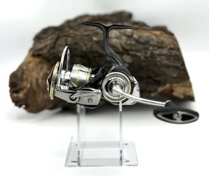Daiwa 20 Luvias LT3000D-C Spinnrolle Spinning Reel Frontbremsrolle NEW SALE - Bild 1 von 7