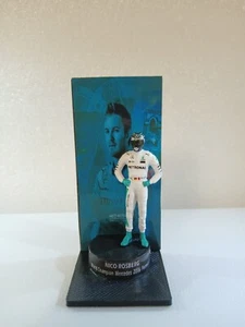 Figura 1/43 Nico Rosberg Mercedes W07 2016 + Podium World Champion Fórmula 1 - Imagen 1 de 9
