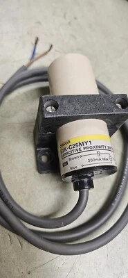 OMRON E2K-C25MY1-US Capacitive Proximity Switch - Image 1 of 2