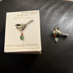 2011 Hallmark Black-Capped Chickadee Beauty of Birds Miniatur Ornament Neu im Karton - Bild 1 von 6