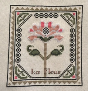 La Fleur (Die Blume) fertiger Kreuzstich auf 28 Ct Tan Evenweave - Bild 1 von 3