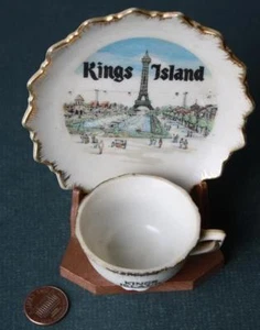 1970 Era Cincinnati Ohio Kings Island platillo de taza de té porcelana fina y soporte de madera-- - Imagen 1 de 1