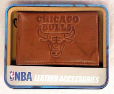 Cartera triple de cuero marrón en relieve con licencia de Chicago Bulls Foto 1 de 4