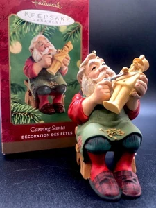 Adorno de recuerdo de sello de colección talla Santa 2001 Tracy Larsen Navidad diciembre - Imagen 1 de 14