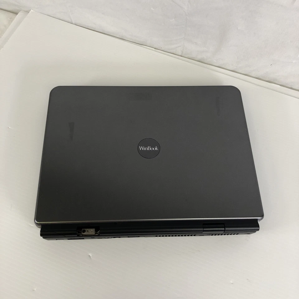 Laptop Winbook 331 15.4" AMD Sempron 2800t @1.6MHz 128 MB 40 GB HDD Windows XP Foto 1 de 4