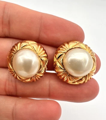 Pendientes de Clip Acolchados Vintage Auténticos CHANEL 14mm Perla Mabe Tono Dorado Foto 1 de 4