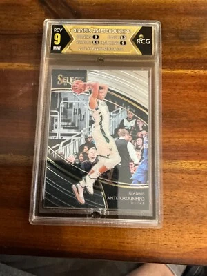Giannis Antetokounmpo 2018 Panini Select Courtside #207 RGC - Image 1 of 2