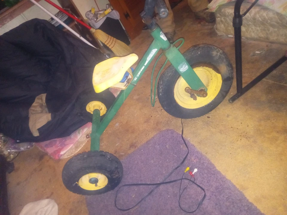 Tractor de juguete John Deere vintage montado Foto 1 de 4