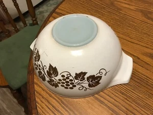 Pyrex Golden Grapes 4 qt. mixing bowl, #444 light gray on delphite blue - Picture 1 of 7