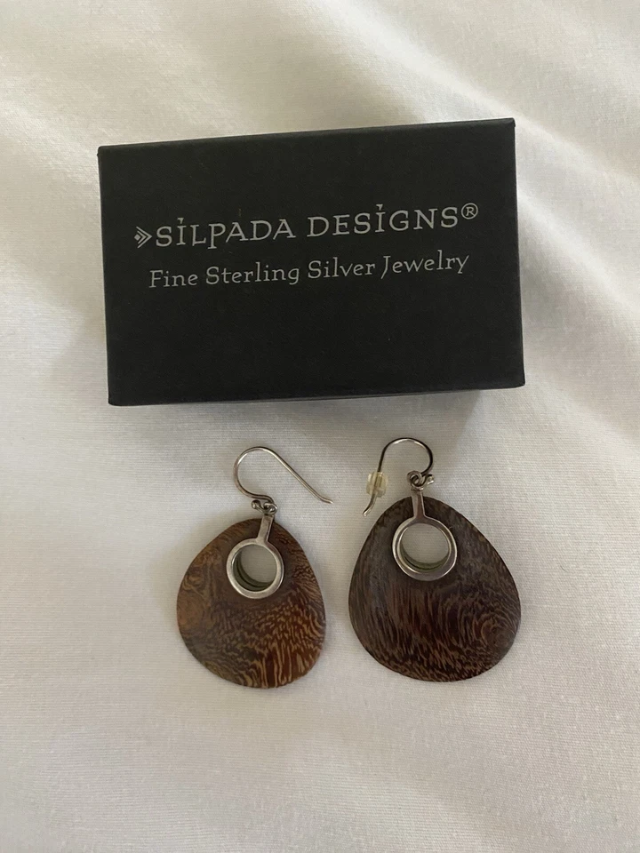 Pendientes de gancho en lágrima de madera de teca SILPADA 'Sonokeling' de plata de ley W1845 Foto 1 de 1