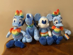 4er Set Mickey und Figuren Regenbogen Plüschtiere/Sammlerstücke Disney Parks Neu - Bild 1 von 8