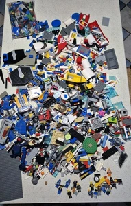 LEGO GRANDE LOTTO MISTO  4 KG+ VARIE SERIE + LIBRETTI  MINIFIGURES - Imagen 1 de 8
