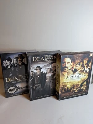 Deadwood - Temporadas 1 - 3 Serie Completa DVD Caja Conjuntos Temporada 3 Totalmente Nuevo Foto 1 de 4