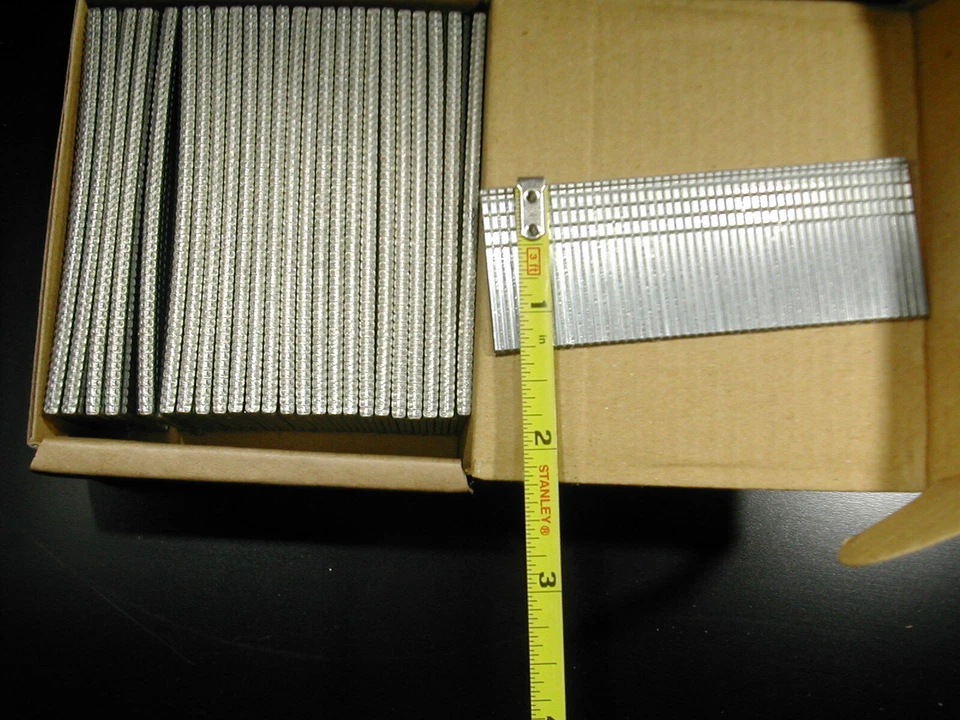 Clavos Brad con acabado calibre 16 2.500/bx punta de cincel galvanizado 1-1/4" de largo Foto 1 de 1