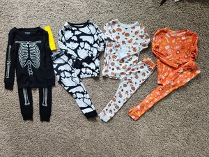 Paquete de 4 juegos de pijamas de Halloween de 2 piezas para niños pequeños talla 4/4 t Cat & Jack Old Navy - Imagen 1 de 8