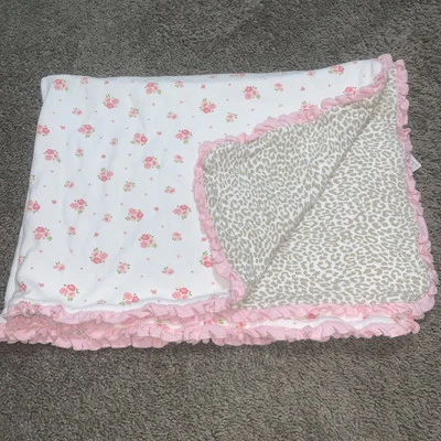 Manta de bebé floral con flores de guepardo leopardo de leopardo Carter's con volantes rosas Foto 1 de 3