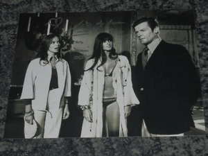 CAROLINE MUNRO- JAMES BOND - 10x8 PHOTO SIGNED- (77) - Picture 1 of 1