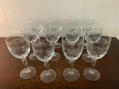12 verres vin gravé  en cristal de Saint Louis (prix à la pièce) - Photo 1/4