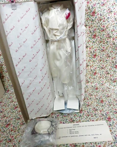 NRFB DANBURY MINT PRINCESS DIANA ROYAL WARDROBE COLLECTION BEIGE SUIT - Picture 1 of 4