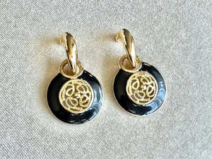 Pendientes perforados vintage años 80 Weekenders tono dorado esmalte negro - Imagen 1 de 12