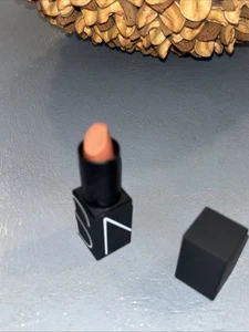 Rossetto Nars HOT VOODOO 0,12 oz/3,5 g nuovo senza scatola punta danneggiata vedi foto - Foto 1 di 3
