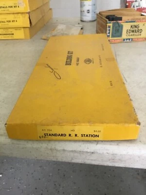 X8046 HO, SUYDAM #504, wood  STANDARD RR STATION wood/yellow cardside kit - Image 1 of 2
