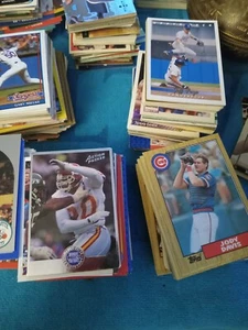 Med. Caja de tarjetas de baloncesto de fútbol americano años 80-90. 8 libras NFL MLB NBA - Imagen 1 de 6