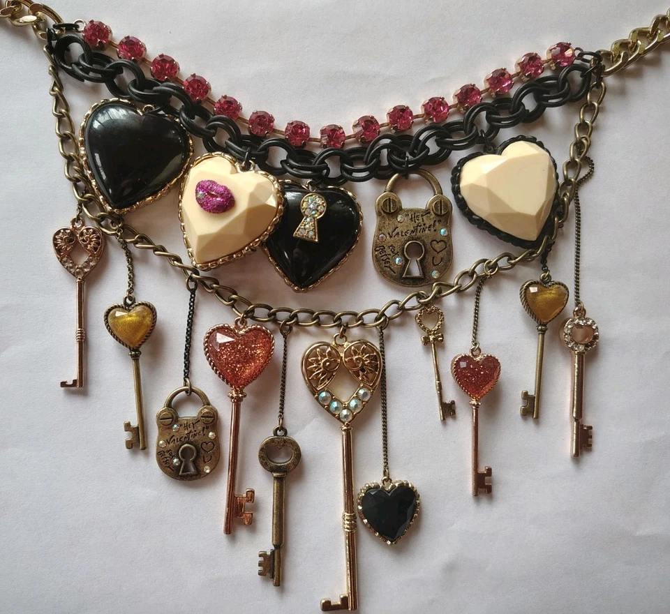 RARO Betsey Johnson Cerradura y Llave Collar Corazones ¡Hola San Valentín! Xoxo Runway    Foto 1 de 4