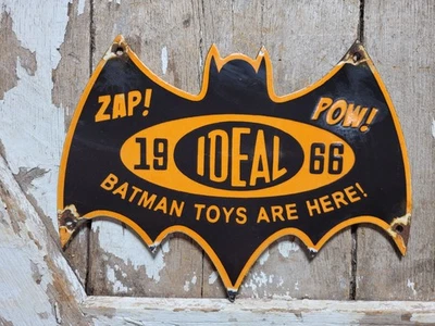 LETRERO DE PORCELANA IDEAL VINTAGE ANTIGUO 1966 12" EN FORMA DE MURCIÉLAGO DIBUJOS ANIMADOS NIÑOS JUGUETE HÉROE POW Foto 1 de 4