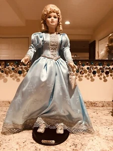 1987 DANBURY MINT 26" CINDERELLA PORCELAIN DOLL w/ Stand - Foto 1 di 14