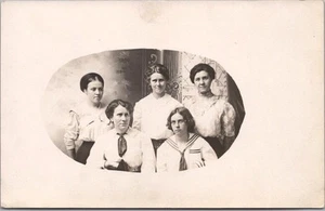 Foto real de 1910 postal RPPC 5 jóvenes damas estudio retrato / LA CROSSE, Kansas - Imagen 1 de 2