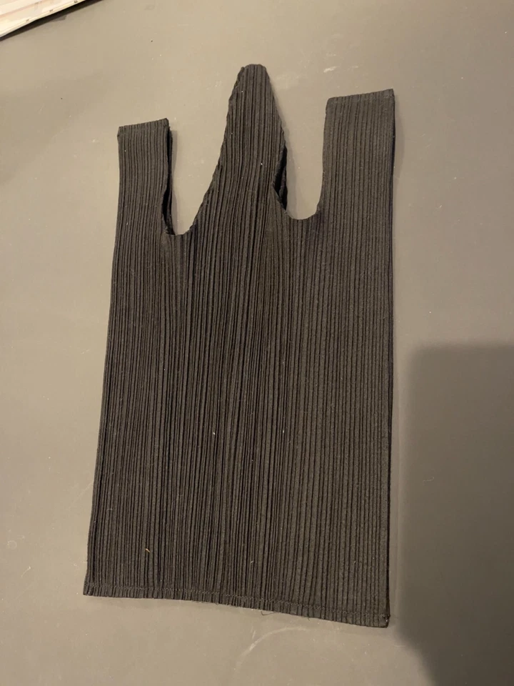 Issey Miyake | Bolso de mano plisado negro Foto 1 de 1